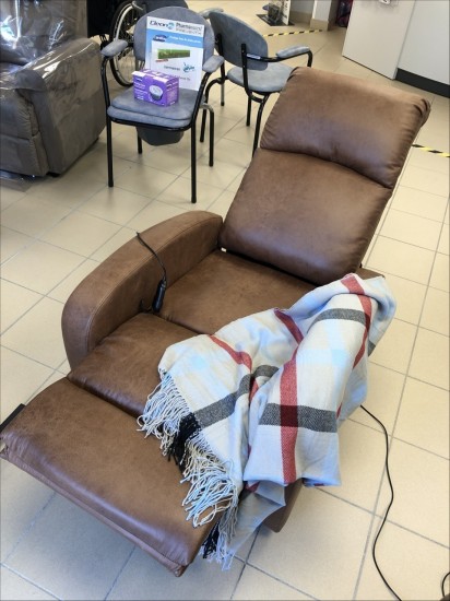 ETS JAB SANTE - Cavalaire-Sur-Mer : Fauteuil releveur LAZY UP