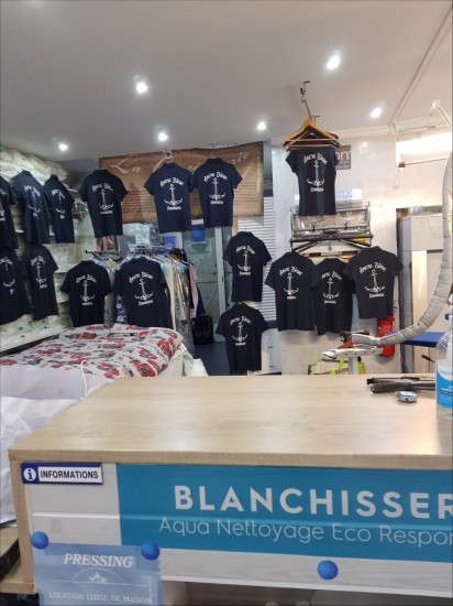 PRESSING ET BLANCHISSERIE DE LA BAIE - Cavalaire-Sur-Mer : Tee-shirt  polo