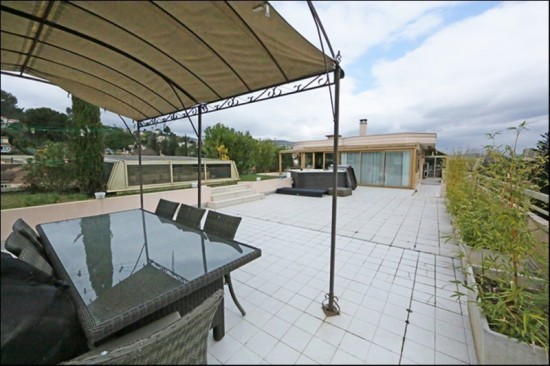 CONFIDENTIEL PROPRIETE EXCLUSIVE - Cavalaire-Sur-Mer : Villa sur le toit 